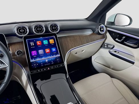 Used 2025 Mercedes-Benz GLC 350e 4MATIC image 24