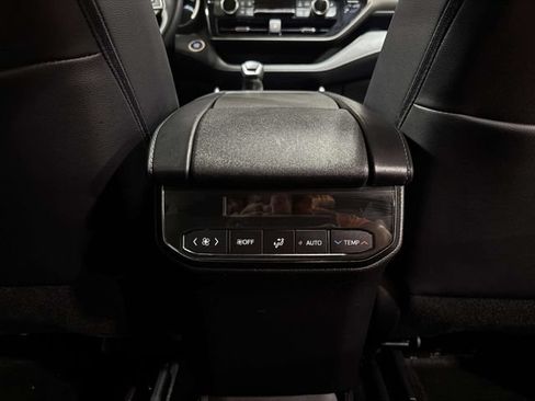 Used 2024 Toyota Highlander XLE AWD/4WD image 22