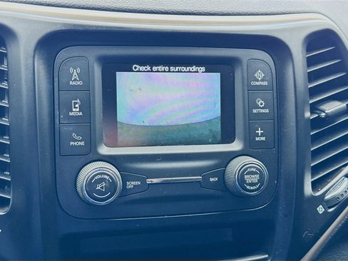 Used 2018 Jeep Cherokee Latitude w/ Altitude Package image 10