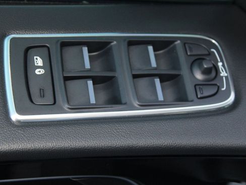 Used 2019 Jaguar F-PACE Premium image 13