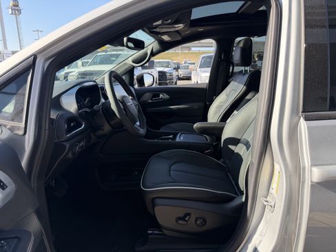 New 2026 Chrysler Pacifica Limited w/ S Appearance Package image 31