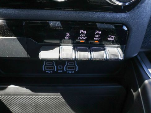 New 2026 RAM 1500 Express AWD/4WD image 23