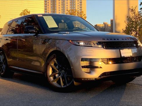 Used 2024 Land Rover Range Rover Sport SE image 2