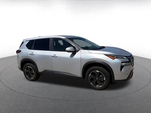 Used 2025 Nissan Rogue SV AWD/4WD image 2