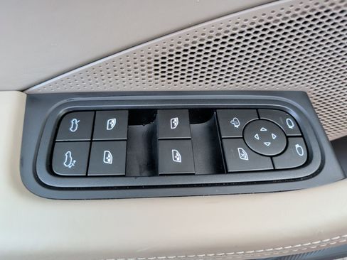 Used 2024 Porsche Macan 4 Electric image 34