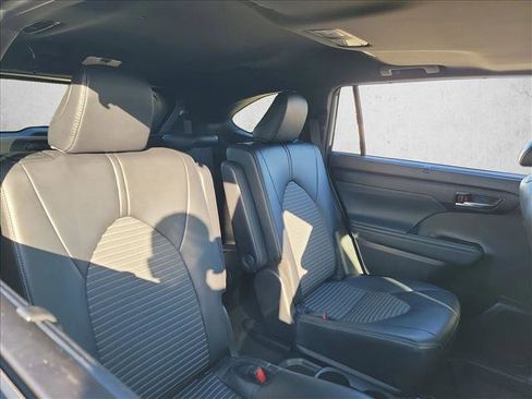 Used 2024 Toyota Highlander XSE image 16