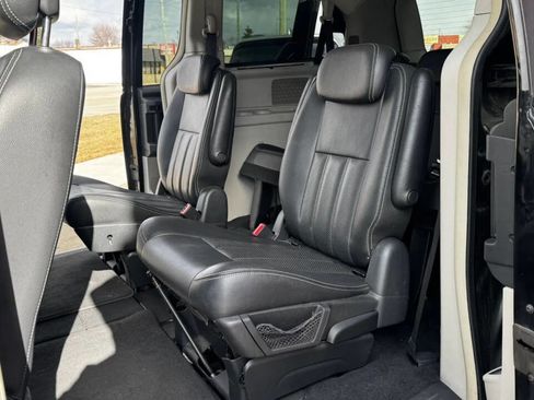 Used 2010 Chrysler Town & Country Touring Plus image 21