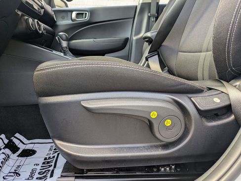Used 2025 Hyundai Venue SEL FWD image 14