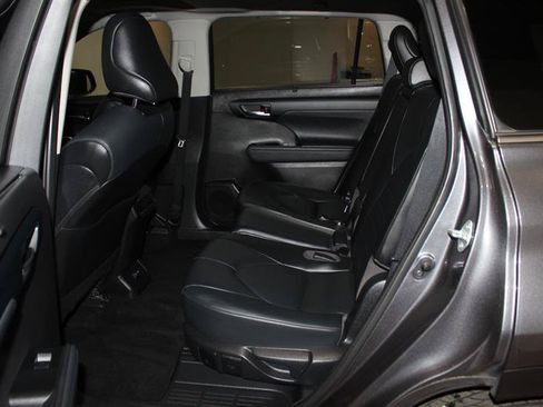 Used 2021 Toyota Highlander XLE AWD/4WD image 27