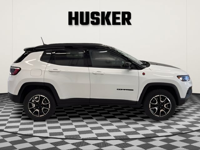 Used 2025 Jeep Compass Trailhawk AWD/4WD image 2