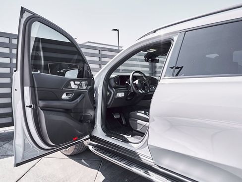 Used 2025 Mercedes-Benz GLS 63 AMG 4MATIC image 33