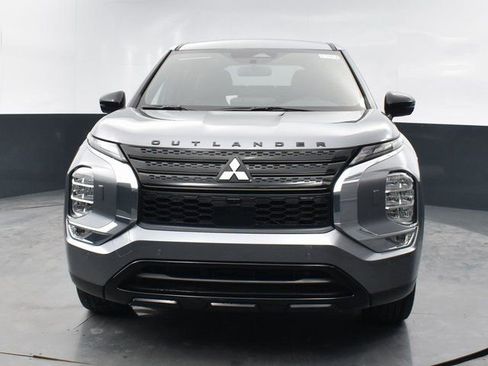 Used 2023 Mitsubishi Outlander SE image 3