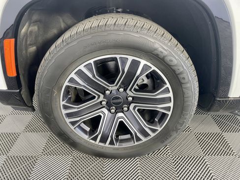 Certified 2025 Jeep Wagoneer 4WD image 9