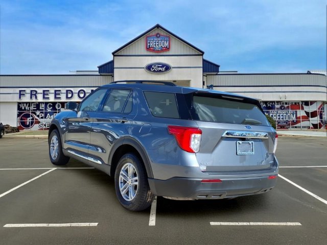 Used 2023 Ford Explorer XLT AWD/4WD image 3