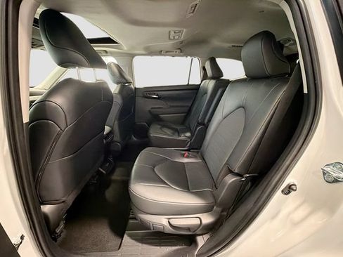 Certified 2025 Toyota Highlander XLE FWD image 20