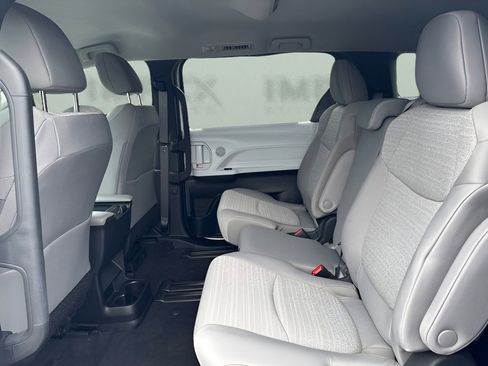 Used 2025 Toyota Sienna LE FWD image 12