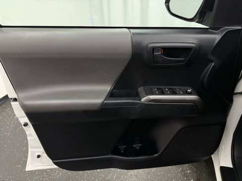 Certified 2017 Toyota Tacoma SR5 image 9