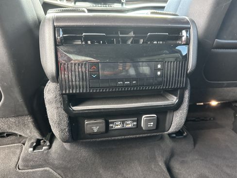 Used 2024 Jeep Wagoneer L 4WD image 22