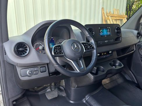 Used 2022 Mercedes-Benz Sprinter 2500 image 13