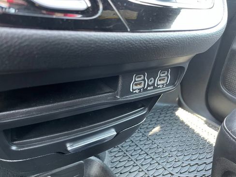 Used 2025 Chrysler Pacifica Select AWD/4WD image 19