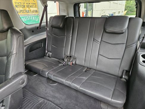 Used 2017 Cadillac Escalade ESV 4WD image 19