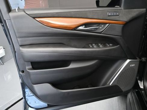 Used 2020 Cadillac Escalade Luxury w/ Escalade Sport Edition AWD/4WD image 17