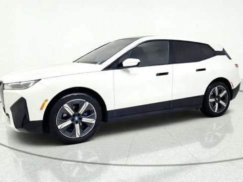 Used 2023 BMW iX xDrive50 w/ Sport Package AWD/4WD image 4