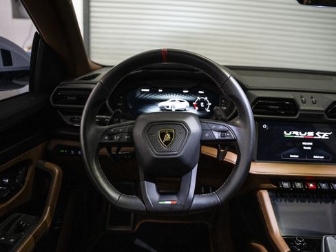 Used 2025 Lamborghini Urus SE AWD/4WD image 34