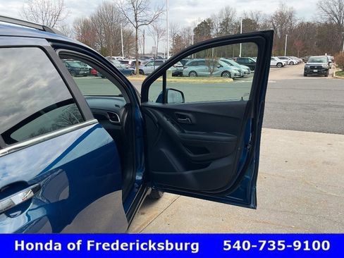 Used 2020 Chevrolet Trax LT w/ LT Convenience Package image 19