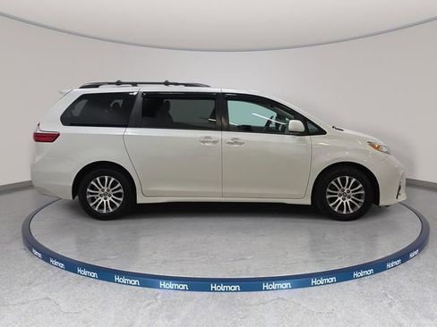 Used 2018 Toyota Sienna XLE w/ XLE Navigation Package FWD image 5