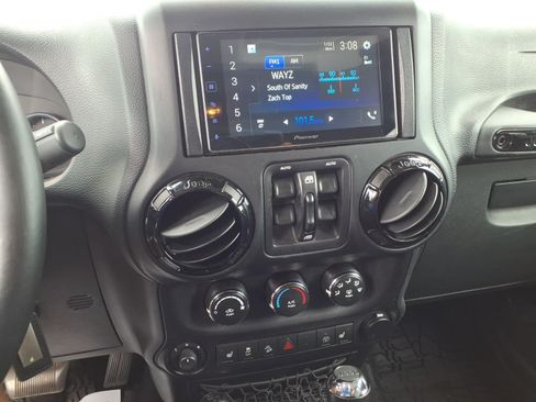 Used 2015 Jeep Wrangler Unlimited Sahara AWD/4WD image 10