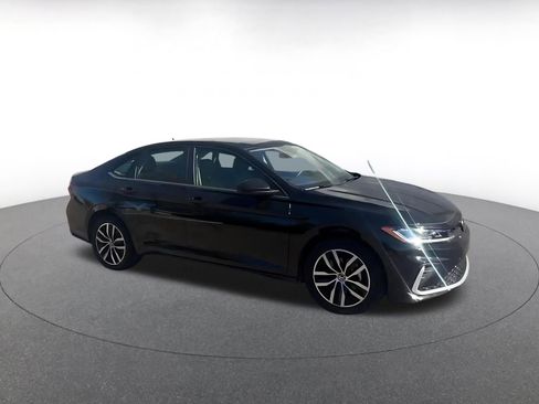 Used 2025 Volkswagen Jetta SE image 2