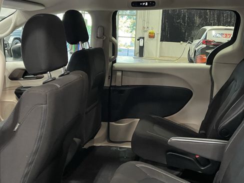 Used 2022 Chrysler Voyager LX FWD image 14