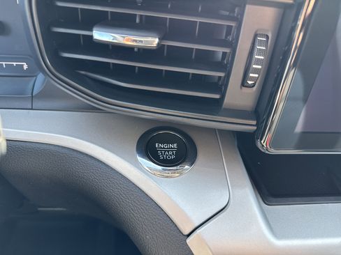 Used 2022 Ford Explorer XLT image 17