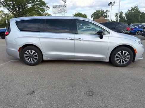 Used 2024 Chrysler Pacifica Limited FWD image 4