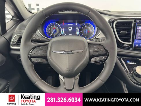 Used 2025 Chrysler Pacifica Limited FWD image 29
