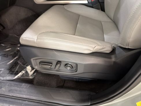 Used 2025 Toyota Tundra Limited AWD/4WD image 16