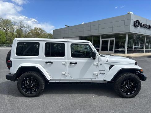 Used 2024 Jeep Wrangler Sahara image 6