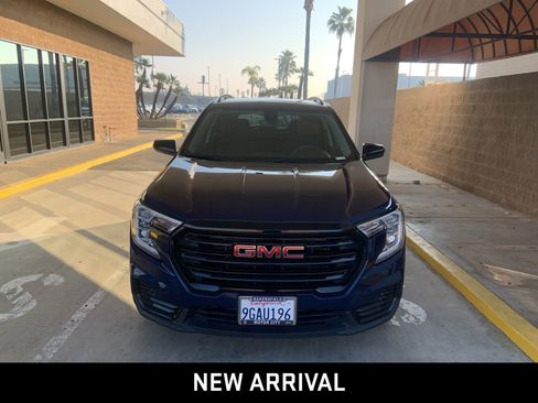 Used 2023 GMC Terrain SLE w/ Driver Convenience Package image 2