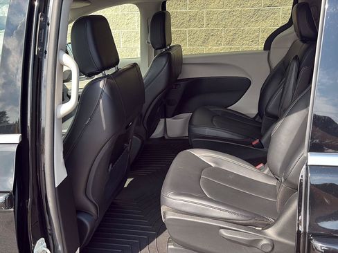 Used 2024 Chrysler Pacifica Limited FWD image 28