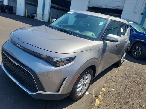 Used 2025 Kia Soul LX w/ LX Technology Package FWD image 3