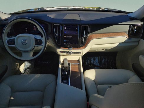Used 2022 Volvo XC60 B5 Momentum w/ Protection Package Premier image 9