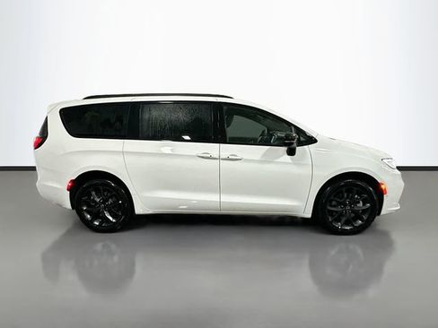 New 2026 Chrysler Pacifica Limited w/ S Appearance Package AWD/4WD image 5