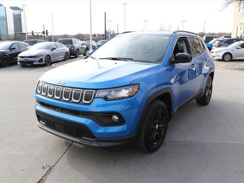 Used 2022 Jeep Compass Latitude image 2