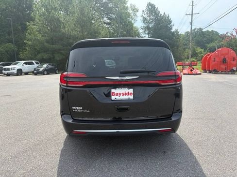 Used 2024 Chrysler Pacifica Touring-L FWD image 17