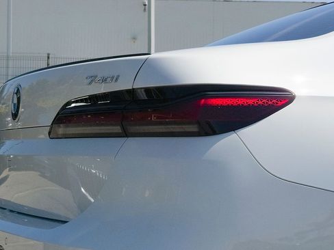 Used 2023 BMW 740i w/ Parking Assistance Package RWD image 5