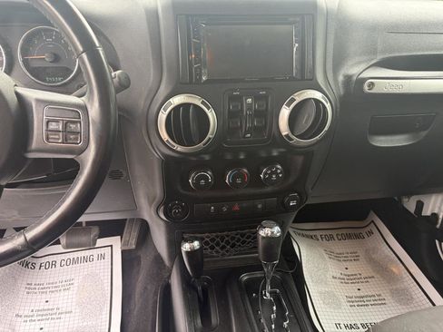 Used 2018 Jeep Wrangler Unlimited Sahara AWD/4WD image 14