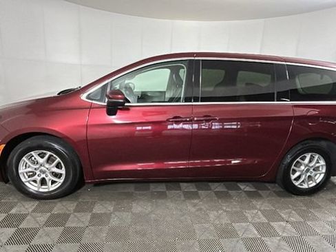Used 2023 Chrysler Pacifica Touring-L FWD image 5