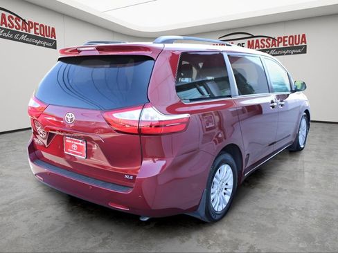 Used 2017 Toyota Sienna XLE w/ XLE Navigation Package FWD image 4