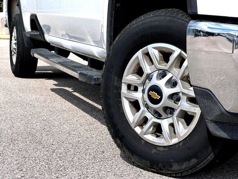 Used 2024 Chevrolet Silverado 2500 LT image 2